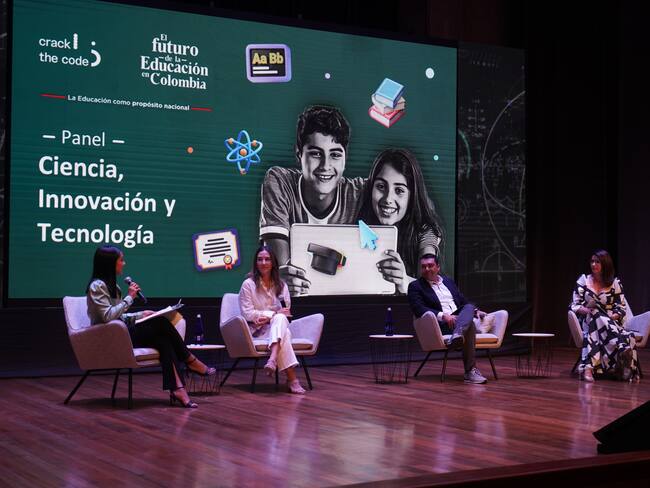 María del Mar Vélez (segunda de izquierda a derecha) durante el panel de ciencia, tecnología e innovación de El Futuro de la Educación. | Foto: W Radio