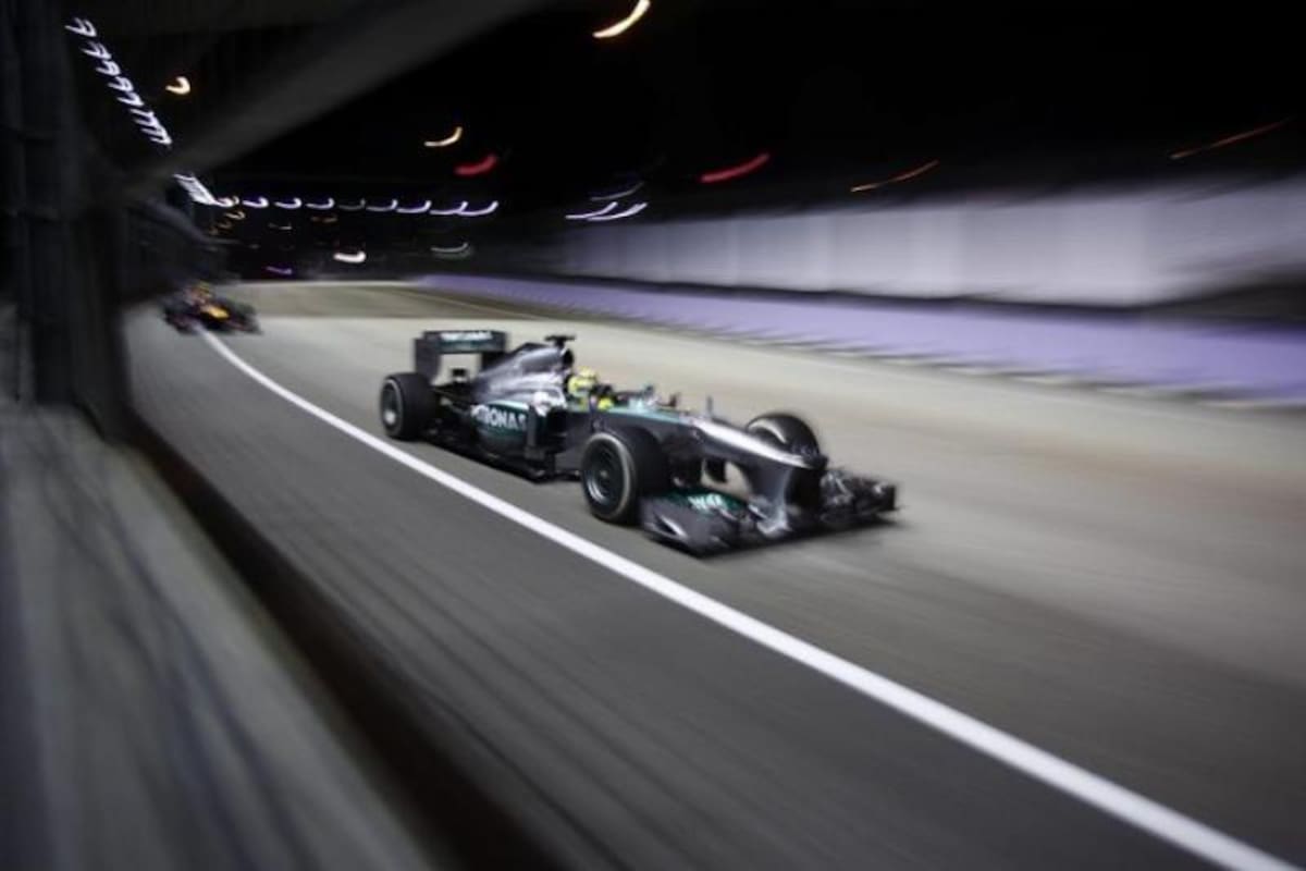 El líder del Mundial de pilotos, Sebastián Vettel fue el más rápido de la segunda tanda de prácticas. Mark Webber lo escoltó. En la primera sesión, Lewis Hamilton había hecho el mejor tiempo.