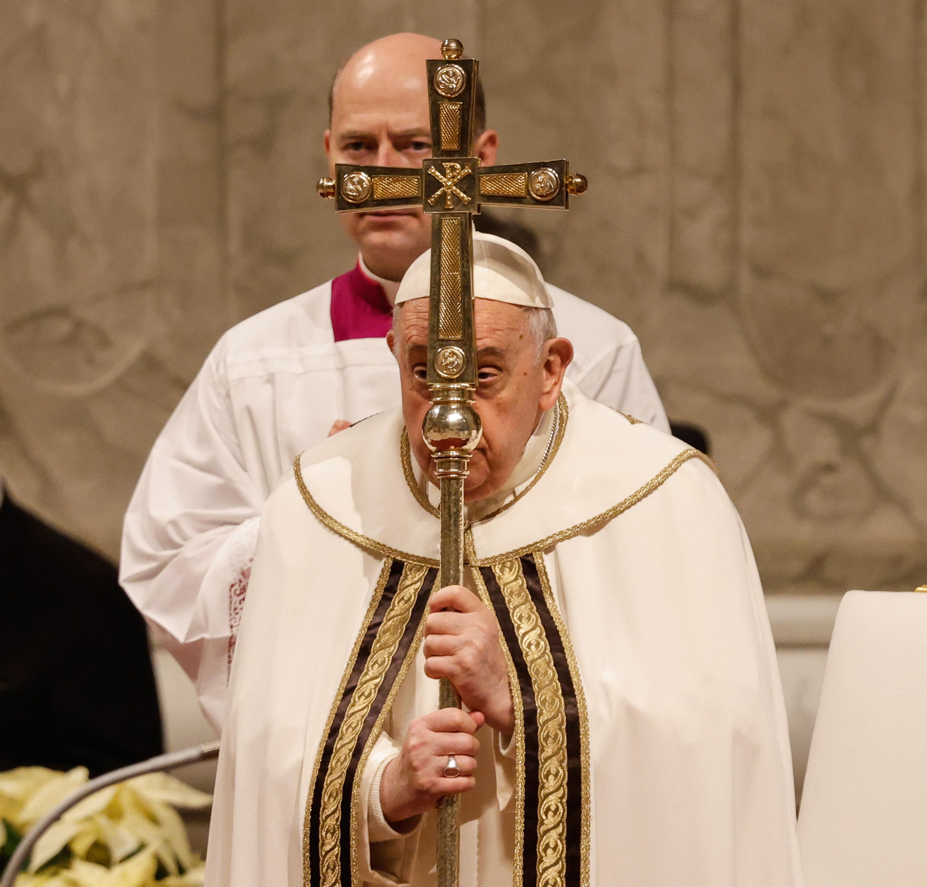 Vatican City (Vatican City State (holy See)), 24/12/2023.- Pope Francis leads the Midnight Christmas mass on the Solemnity of the Nativity of the Lord in Saint Peter's Basilica at the Vatican, 24 December 2023. (Papa) EFE/EPA/GIUSEPPE LAMI