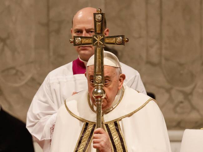 Vatican City (Vatican City State (holy See)), 24/12/2023.- Pope Francis leads the Midnight Christmas mass on the Solemnity of the Nativity of the Lord in Saint Peter's Basilica at the Vatican, 24 December 2023. (Papa) EFE/EPA/GIUSEPPE LAMI