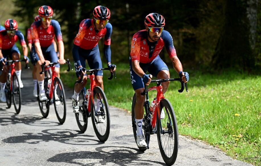 Brandon Rivera lidera el grupo de ciclistas colombianos (Photo by Dario Belingheri/Getty Images)