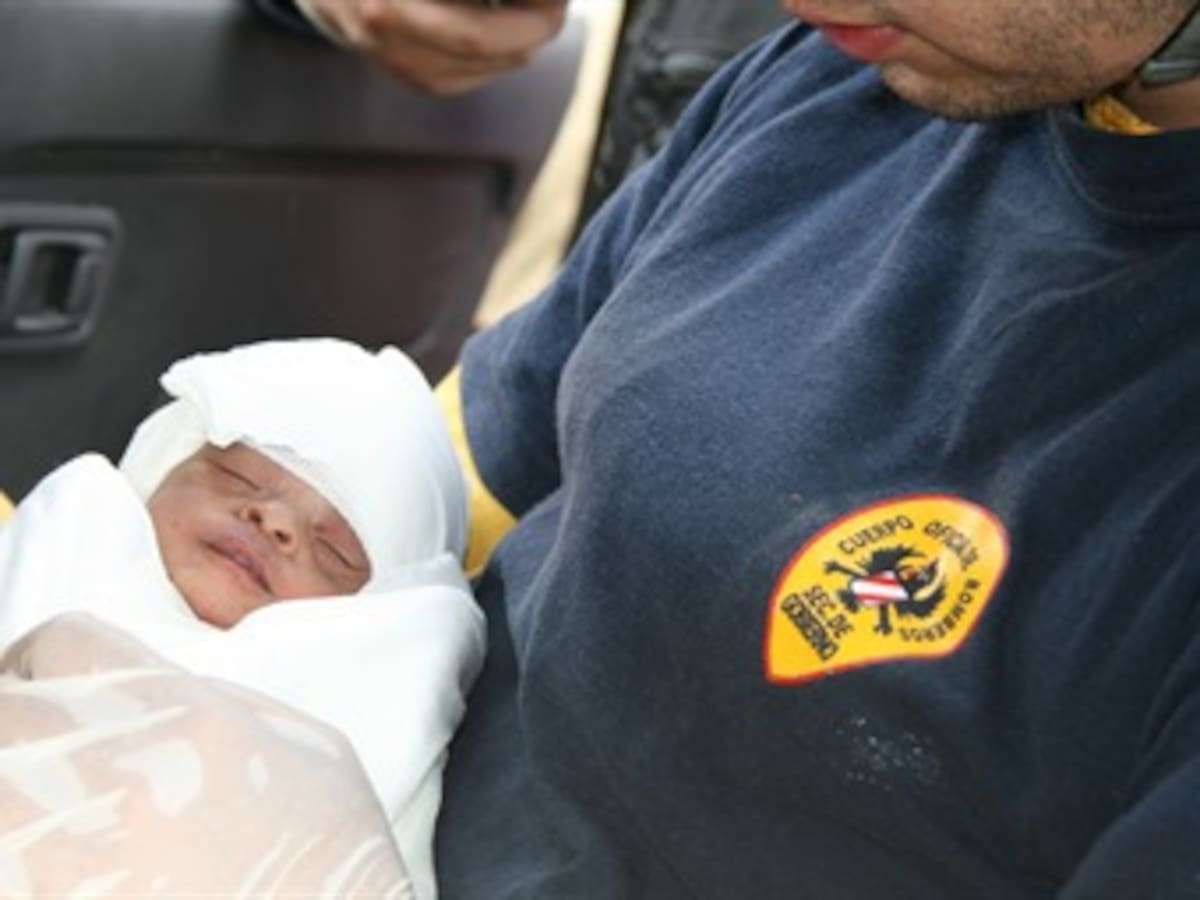 Milagro en Haití: Bomberos colombianos rescatan con vida bebé de 22 días de nacida