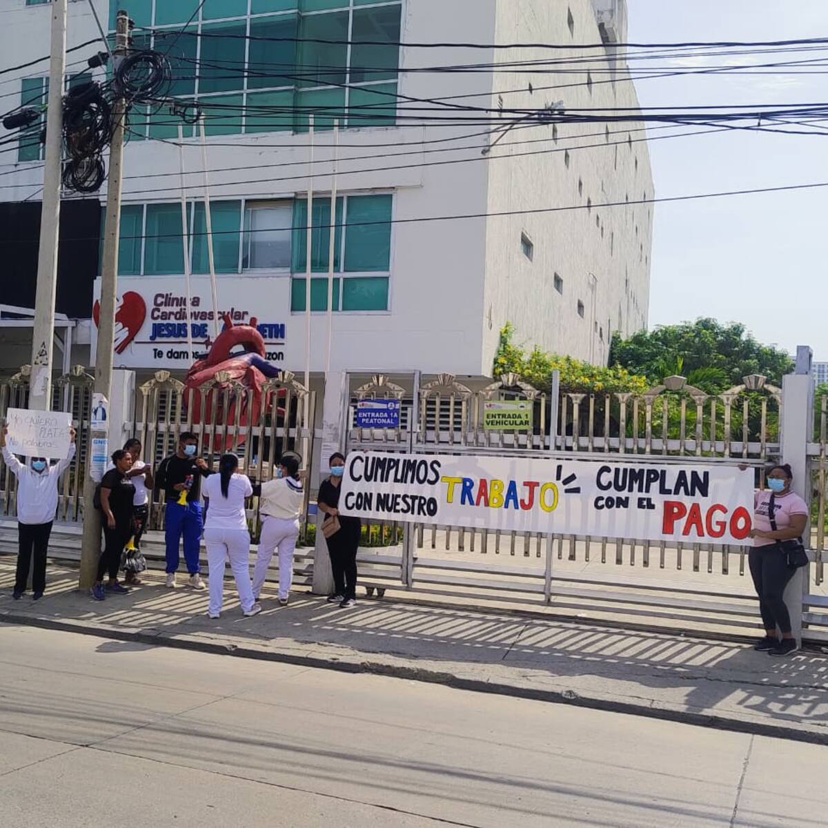 Protesta en la Clínica Cardiovascular Jesús de Nazareth: extrabajadores reclaman salarios atrasados