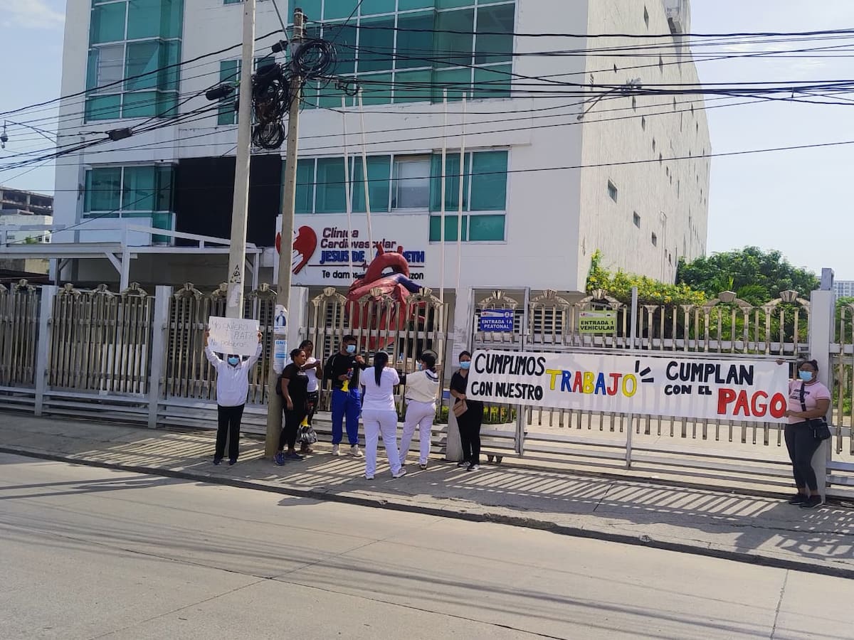 Protesta en la Clínica Cardiovascular Jesús de Nazareth: extrabajadores reclaman salarios atrasados