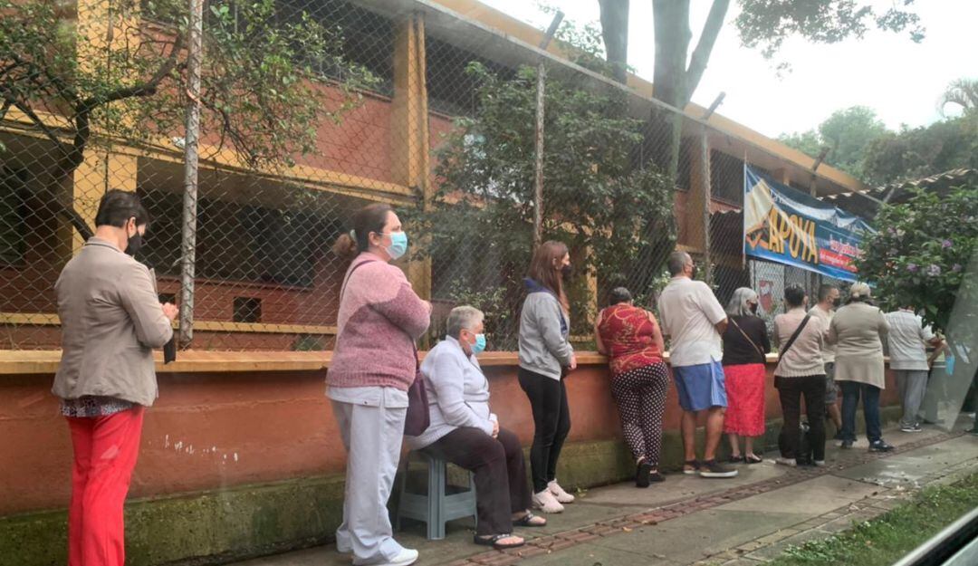 Fila para recibir la segunda dosis de la vacuna contra el COVID-19