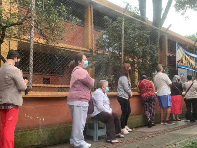 Fila para recibir la segunda dosis de la vacuna contra el COVID-19