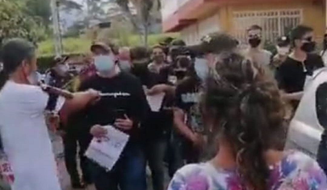 Los jóvenes llegaron a protestar al barrio Irazú. 