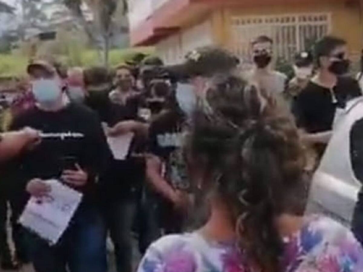 Al menos 30 jóvenes protestaron contra la familia Monroy García