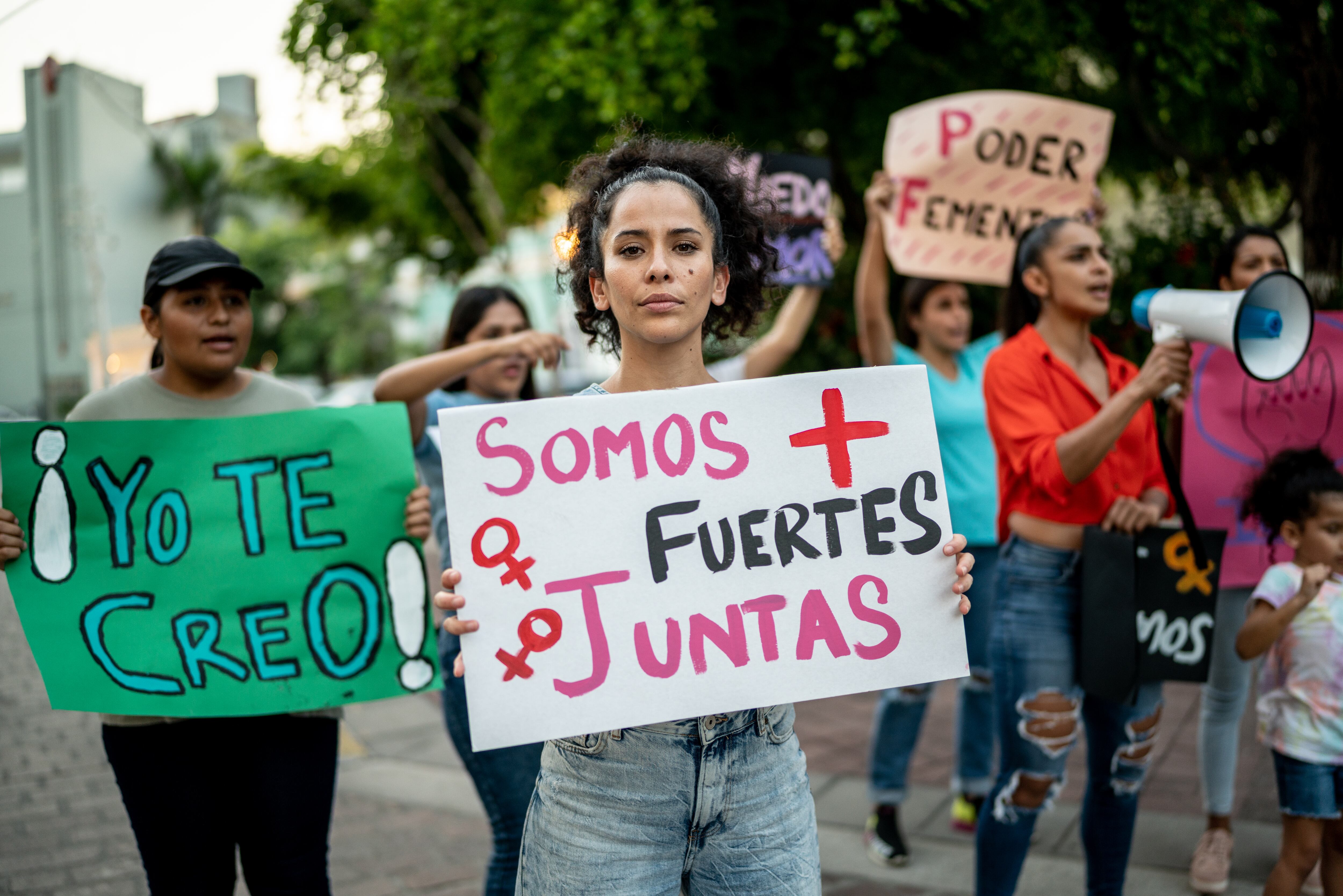 Grupo de mujeres manifestando en conmemoración al Día Internacional de la Mujer (Foto vía GettyImages)