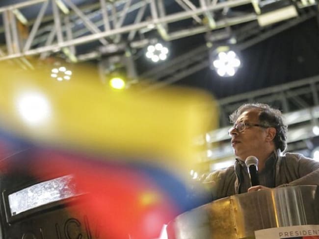 Gustavo Petro, junto a francia Márquez, hizo su cierre de campaña en Bogotá ante 80.000 personas en la Plaza de Bolívar.