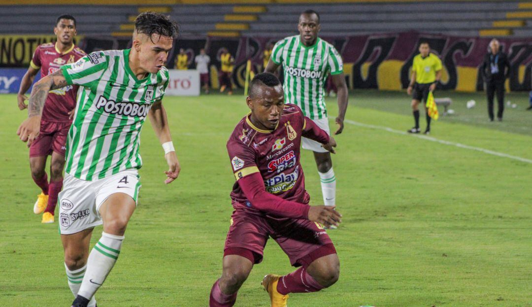 Jaminton Campaz con el Deportes Tolima ante Atlético Nacional en 2021