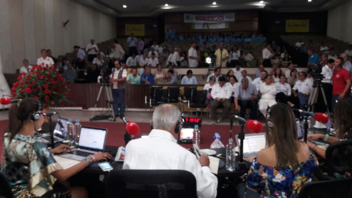 Darío Arizmendi, Darcy Quinn, Erika Fontalvo, César Augusto Londoño y Patricia Pardo realizan el programa desde el salón Rodrigo Lara Bonilla, en la sede de la Asamblea del Huila, donde don acogidos por los huilenses encabezados por el director local Marco Fidel Yukumá y sus periodistas Julio Díaz Sánchez y Gelitza Jiménez. La nota de humor está a cargo de Risaloca, el popular initegrante de La Luciérnaga.