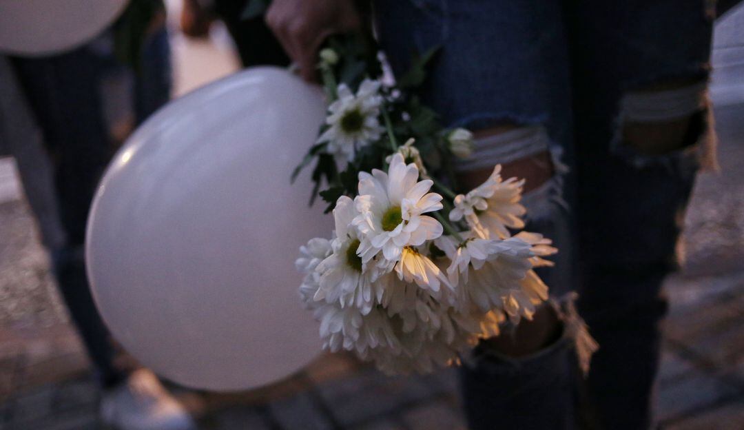 Bogotá. Febrero 27 de 2020. En la Clínica Colombia se realiza una velatón en rechazo al asesinato de los dos jóvenes médicos Colombianos Ximena Quijano y José Antonio Parada en Puebla (México). ( Colprensa - Camila Díaz)