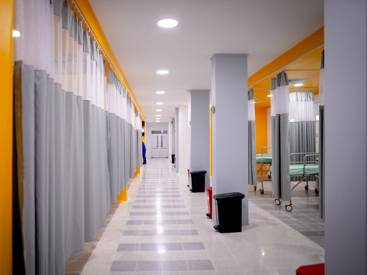 Gobernador Yamil Arana entregó nuevo pabellón de urgencias en hospital de Magangué