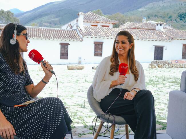 Adriana Matiz, gobernadora del Tolima, dialogando con Vanessa de la Torre en 10AM de Caracol Radio