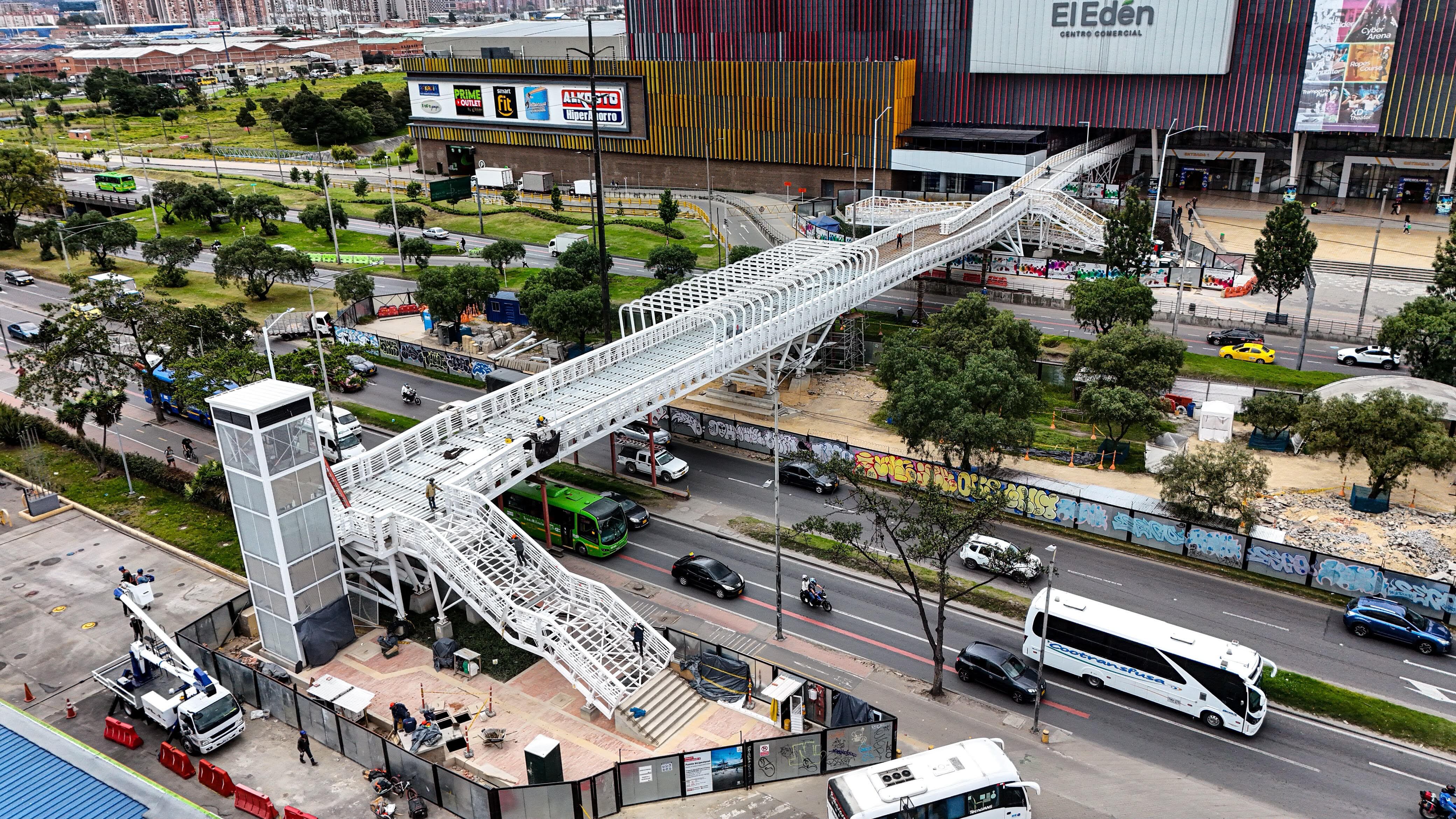 Puente peatonal del centro comercial El Edén, ubicado en la av. Boyacá con calle 12B