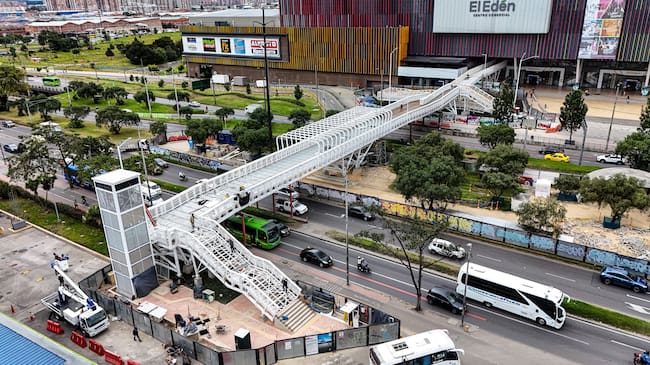 Puente peatonal del centro comercial El Edén, ubicado en la av. Boyacá con calle 12B