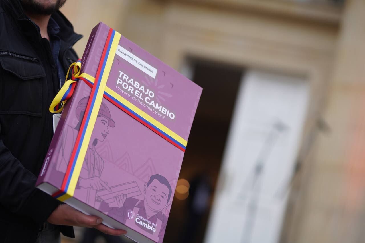 Texto de la reforma laboral en Coplombia: ‘Proyecto de Ley: Trabajo por el Cambio’. Foto: Senado.