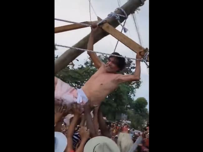 Hombre interpretando a Jesús en procesión casi cae de la cruz electrocutado