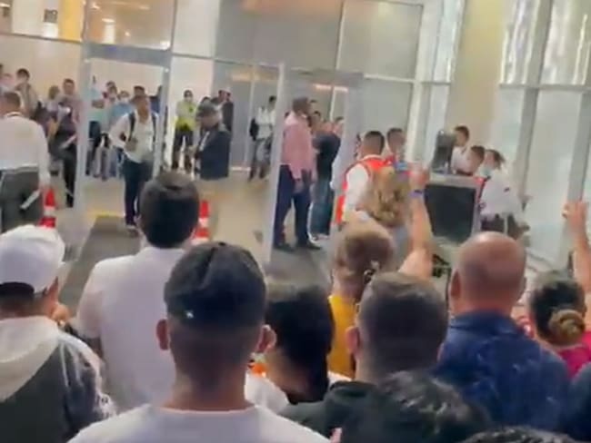 En aeropuerto de Santa Marta, pasajeros protestan por demoras en los vuelos