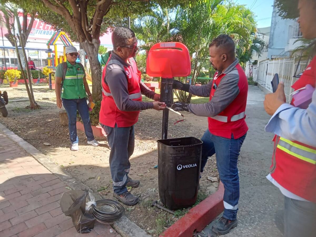 Veolia Cartagena inició la instalación de 500 cestas papeleras en su área de prestación