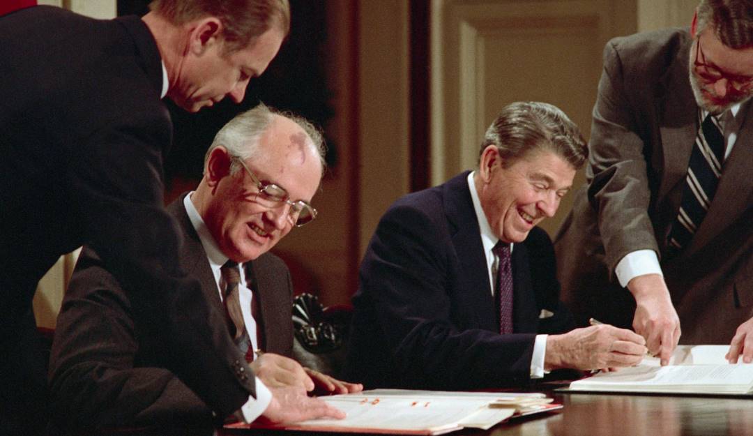 El presidente soviético, Mijaíl Gorbachov (izq) y su homólogo estadounidense, Ronald Reagan, durante la firma del Tratado sobre Fuerzas Nucleares de Rango Intermedio.         Foto: Getty 