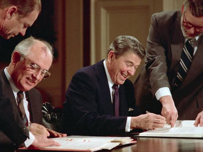 El presidente soviético, Mijaíl Gorbachov (izq) y su homólogo estadounidense, Ronald Reagan, durante la firma del Tratado sobre Fuerzas Nucleares de Rango Intermedio.         Foto: Getty 
