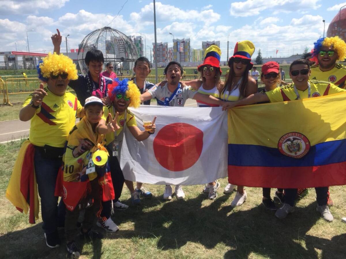 Hinchas Colombianos y Japoneses