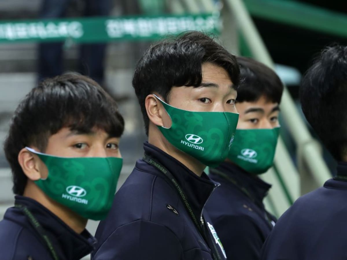 Inicio la era del ‘Fútbol-asepsia’: Así fue el primer partido en Surcorea