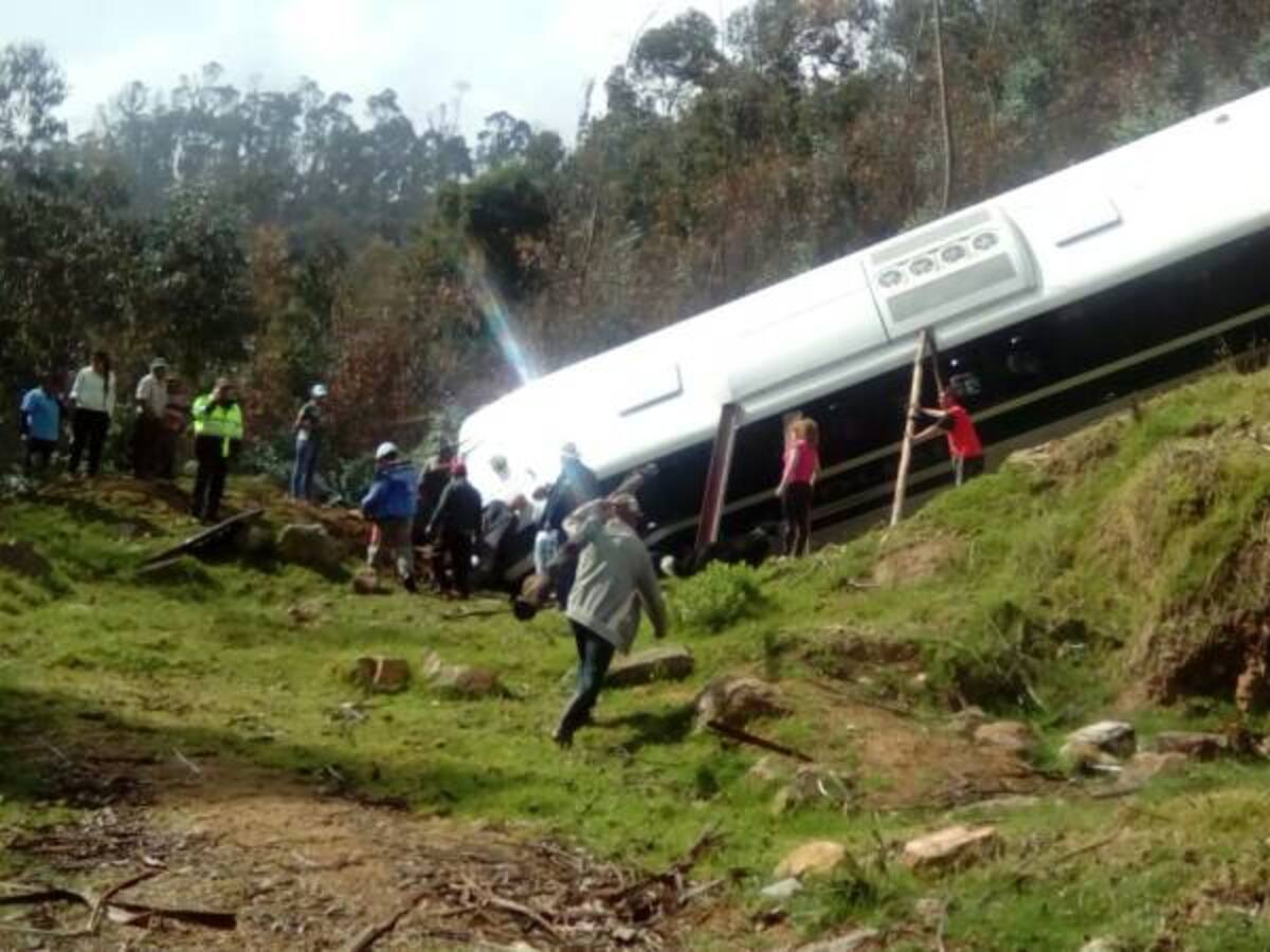 Un bus escolar con 19 estudiantes se volcó en carreteras del Cesar