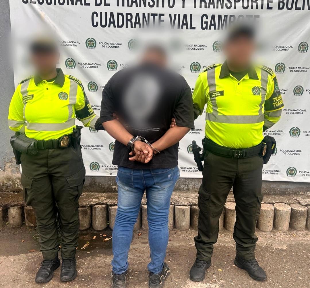 Lo pararon en la vía y terminó capturado por portar un documento falso
