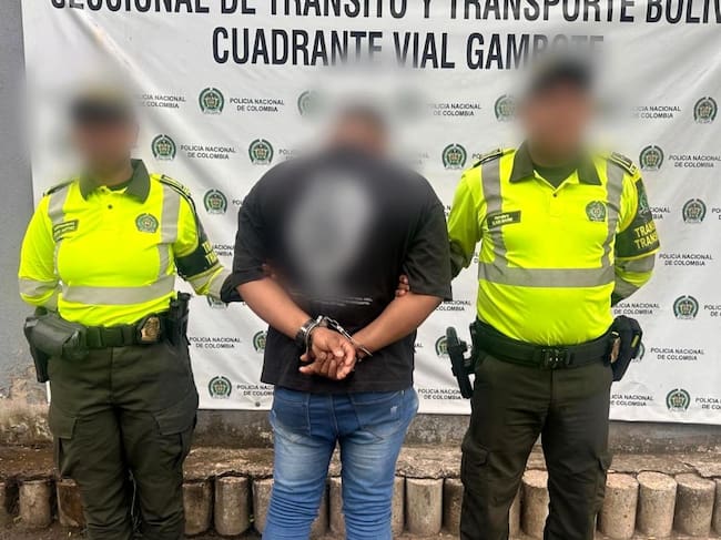 Lo pararon en la vía y terminó capturado por portar un documento falso