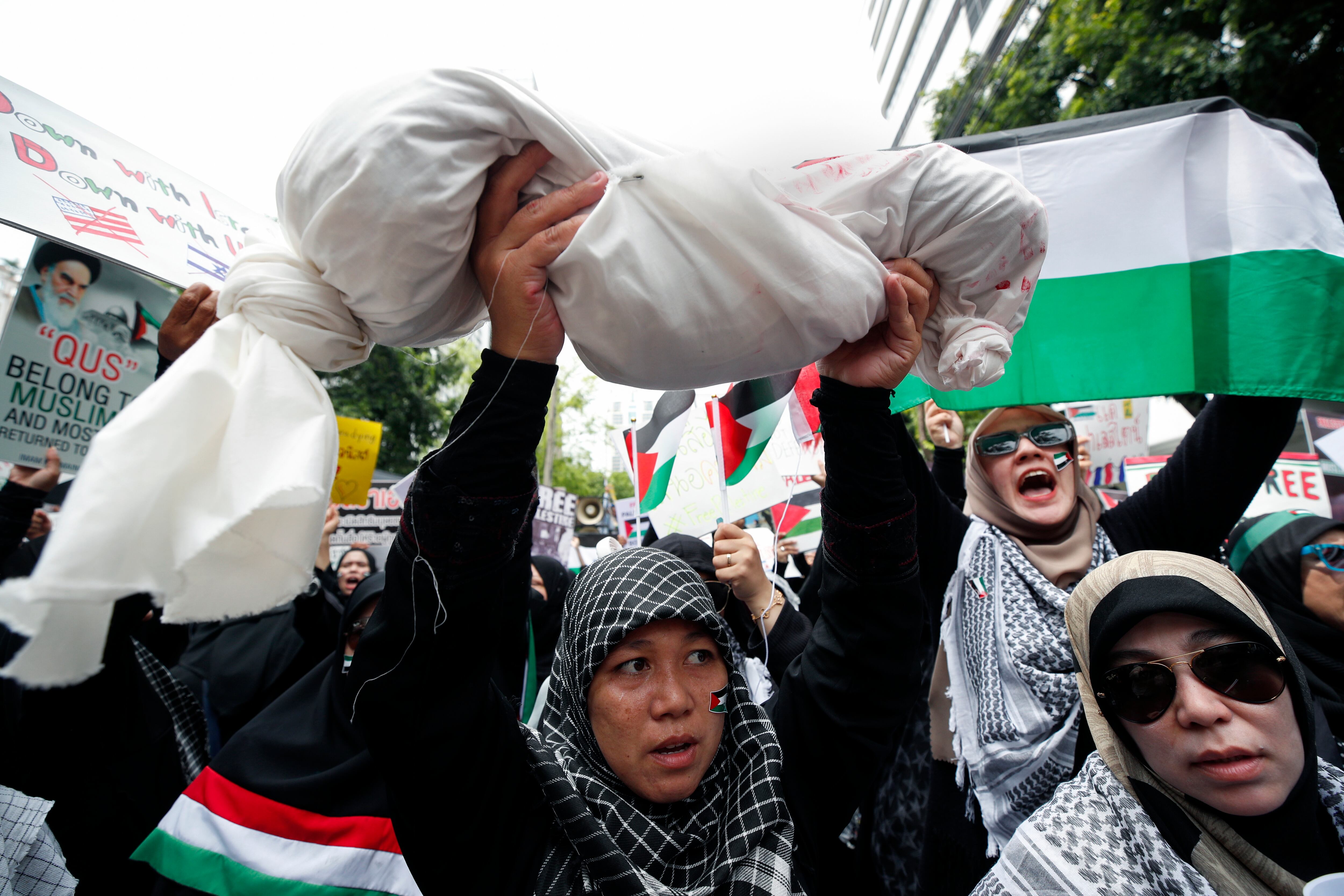 Bangkok (Thailand), 21/10/2023.- Thai-Muslim demonstrators hold a mock dead body and shout slogans during a protest against Israel and in solidarity with the Palestinian people at the Israeli embassy in Bangkok, Thailand, 21 October 2023. Thousands of Israelis and Palestinians have died since the militant group Hamas launched an unprecedented attack on Israel from the Gaza Strip on 07 October 2023, and the Israeli strikes on the Palestinian enclave which followed it. (Protestas, Tailandia) EFE/EPA/RUNGROJ YONGRIT