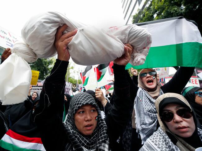 Bangkok (Thailand), 21/10/2023.- Thai-Muslim demonstrators hold a mock dead body and shout slogans during a protest against Israel and in solidarity with the Palestinian people at the Israeli embassy in Bangkok, Thailand, 21 October 2023. Thousands of Israelis and Palestinians have died since the militant group Hamas launched an unprecedented attack on Israel from the Gaza Strip on 07 October 2023, and the Israeli strikes on the Palestinian enclave which followed it. (Protestas, Tailandia) EFE/EPA/RUNGROJ YONGRIT