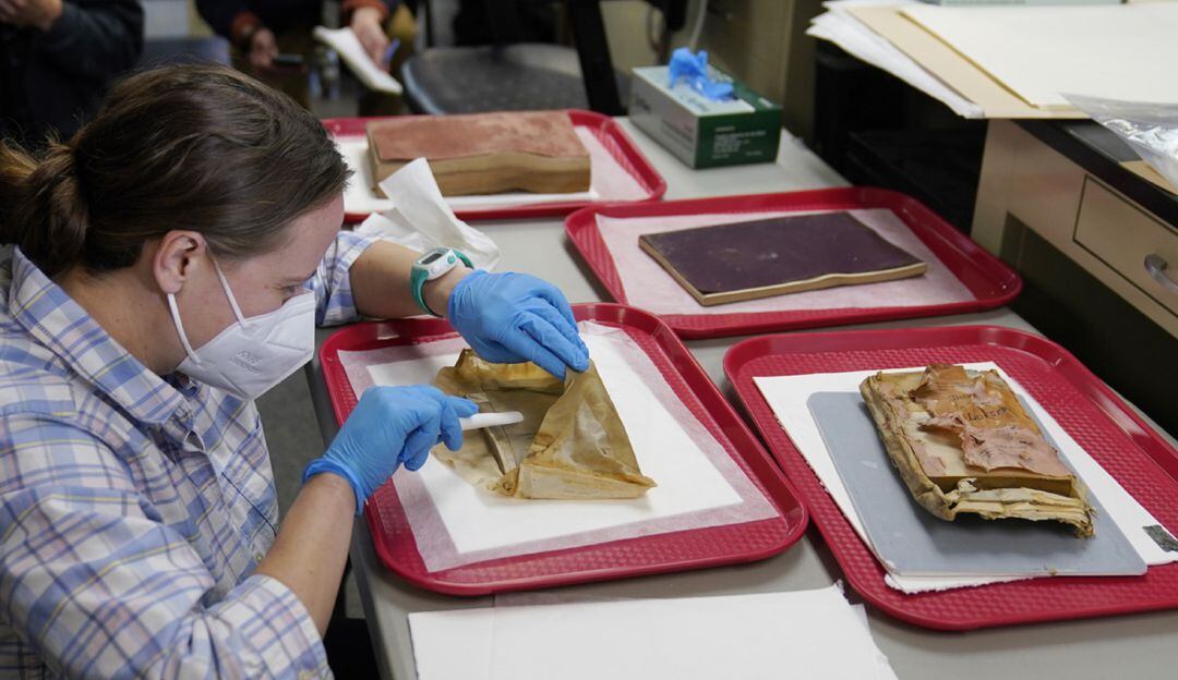 Especialistas revisan los objetos hallados en la cápsula del tiempo 