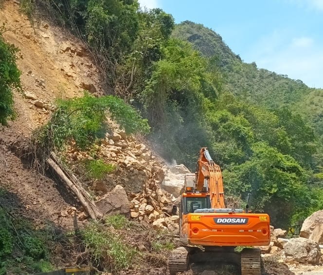 Operación retorno con cierre de la vía Bogotá – Girardot por derrumbes.