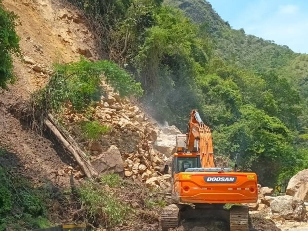 Vía Bogotá-Girardot: habilitan paso a un carril en zona afectada por deslizamientos