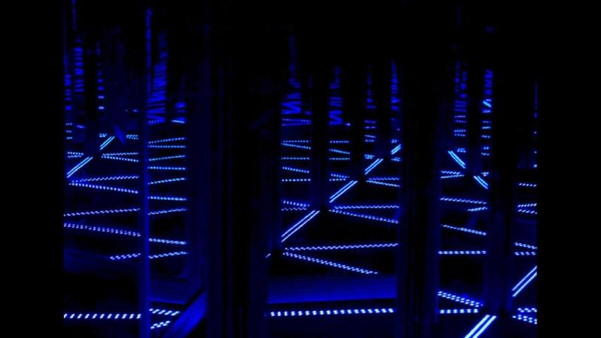 “Los espejos pueden mostrarnos sólo una parte de la realidad. Reflejos de hileras de luz creando distintos ángulos para formar esquinas que nos sumergen en el imaginario”. Por Karla Ureña.