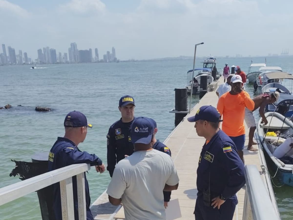 Armada de Colombia restaura muelle afectado por frente frío en Tierra Bomba