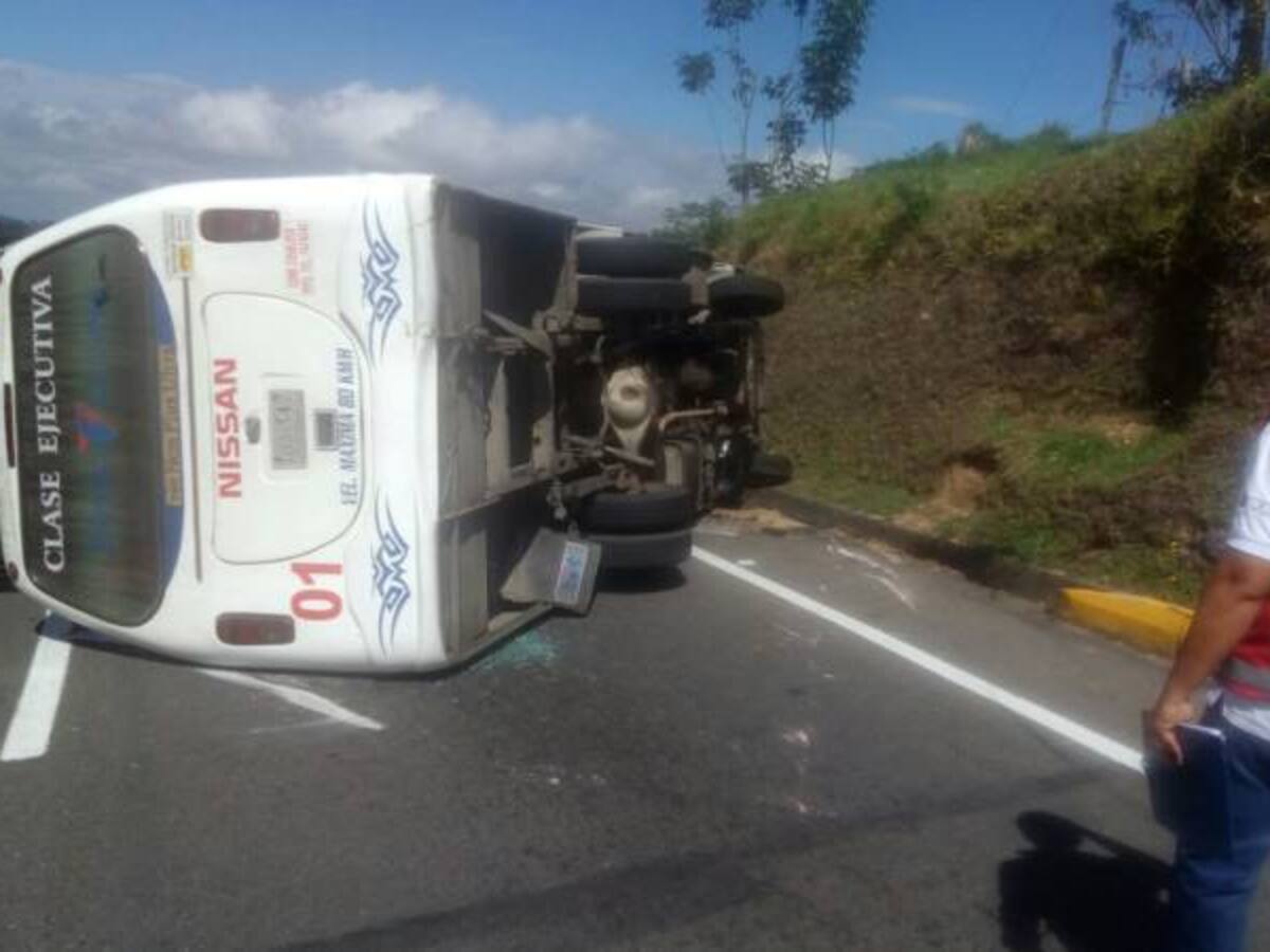 12 Lesionados leves dejó accidente de tránsito en la vía Armenia Pereira