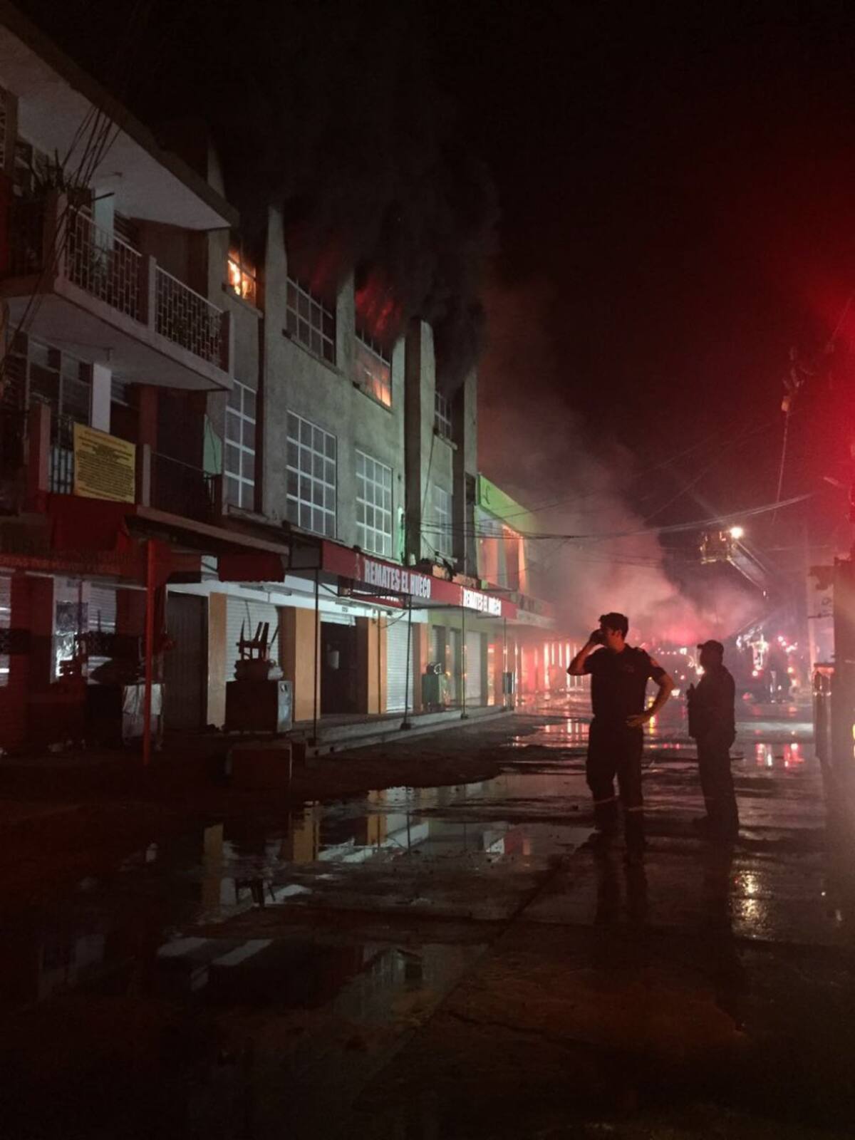 La situación se inició a la 1:00 de la madrugada y es atendida por lo menos con cuatro unidades del Cuerpo de Bomberos de la ciudad.
