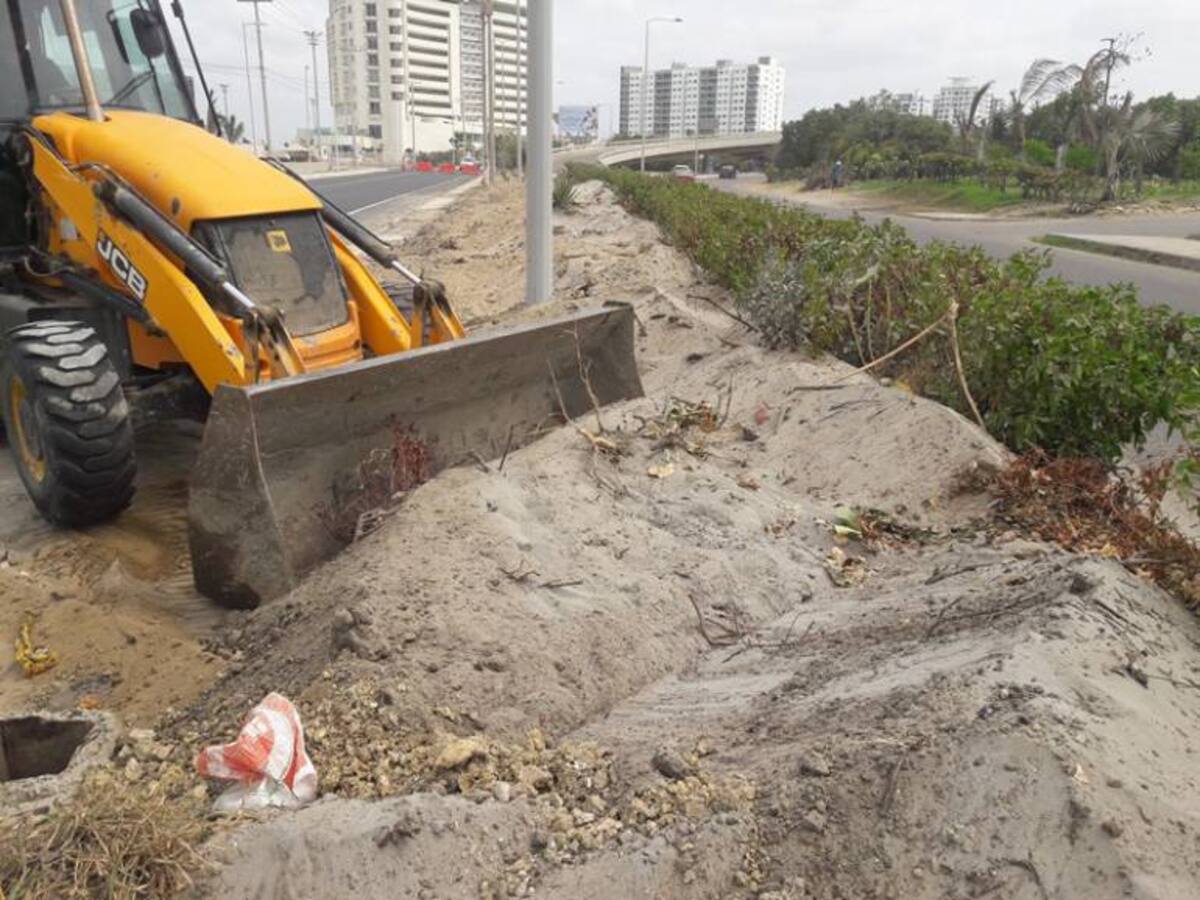 Arena invade avenida Santander en Cartagena por fuertes vientos