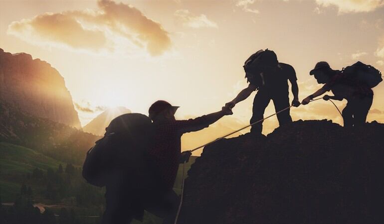 ¿De qué manera podemos ayudar a los demás?. Foto: Getty Images / TRAVELCOUPLES