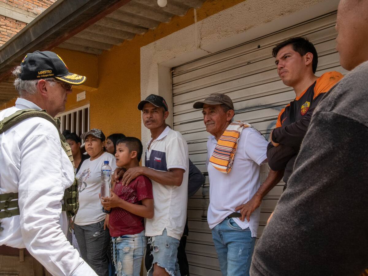 Lanzando granadas, bloque de Patiño demuestra que no le importa la población: min Defensa