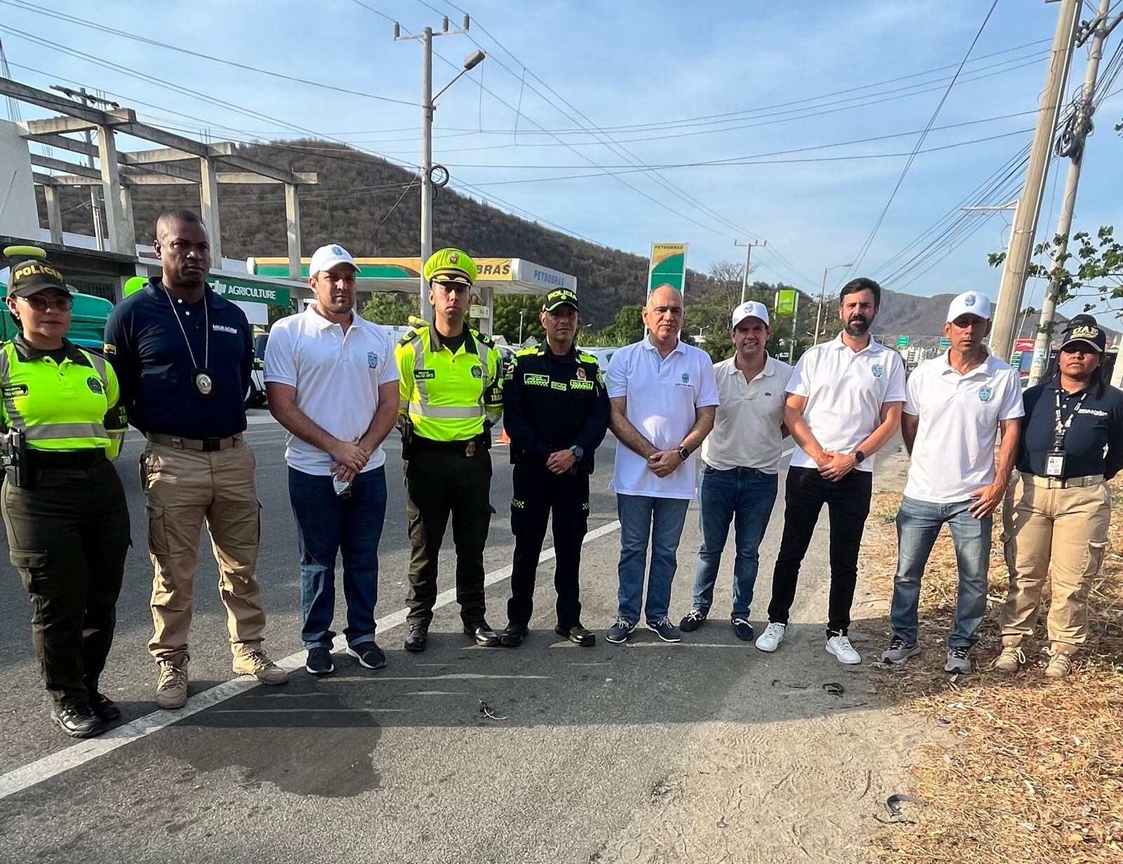 Autoridades distritales recibiendo a los visitantes