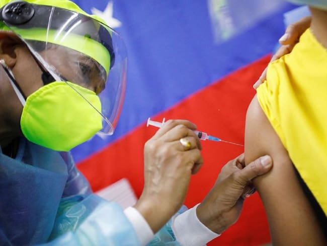 Profesionales entregan orientación para la vacunación a venezolanos
