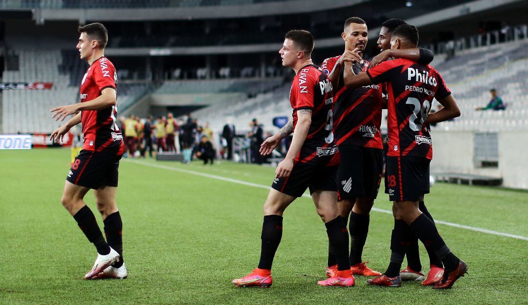 Los jugadores del Paranaense celebran uno de los dos goles del triunfo.