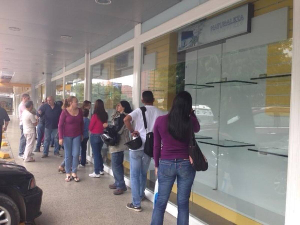 Llega diciembre y en los estantes de los almacenes en Caracas y otras ciudades se ven pocas mercancías, por causa de las medidas del gobierno que tiene en aprietos a los comerciantes, según afirman los empresarios y sectores de la oposición. Muchas filas frente a los comercios.