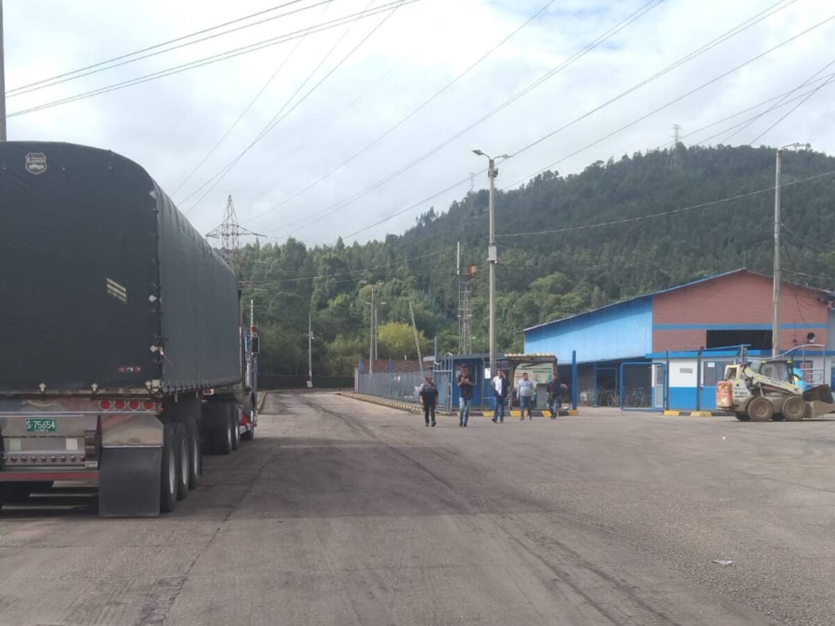 Transportadores logran acuerdos y desbloquean entrada a planta de Gensa en Paipa