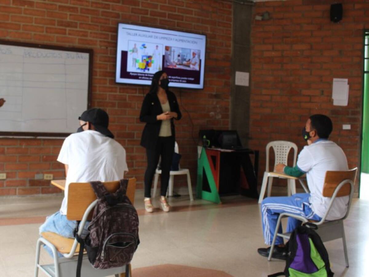 Jóvenes con discapacidad cognitiva reciben formación para el trabajo